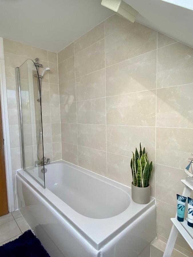 Swanage Holiday Penthouse Apartment, Moments From Beach And Town, On Site Parking, Fast Wifi, Sleeps Up To 6, Rated Exceptional Eksteriør bilde